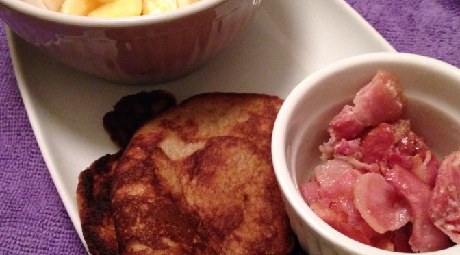 Bananpannkaka med bacon och fruktsallad